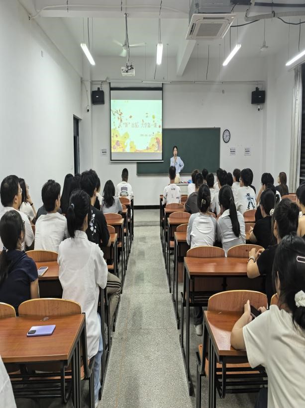 “启航·逐梦”辅导员与新生共绘大学第一笔——郑蒲港校区举行2025级新生主题班会