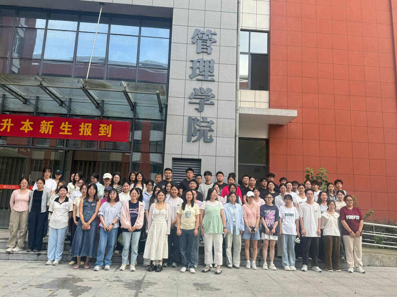 劳育铸魂——管理学院双校区联动 师生共绘校园文明画卷