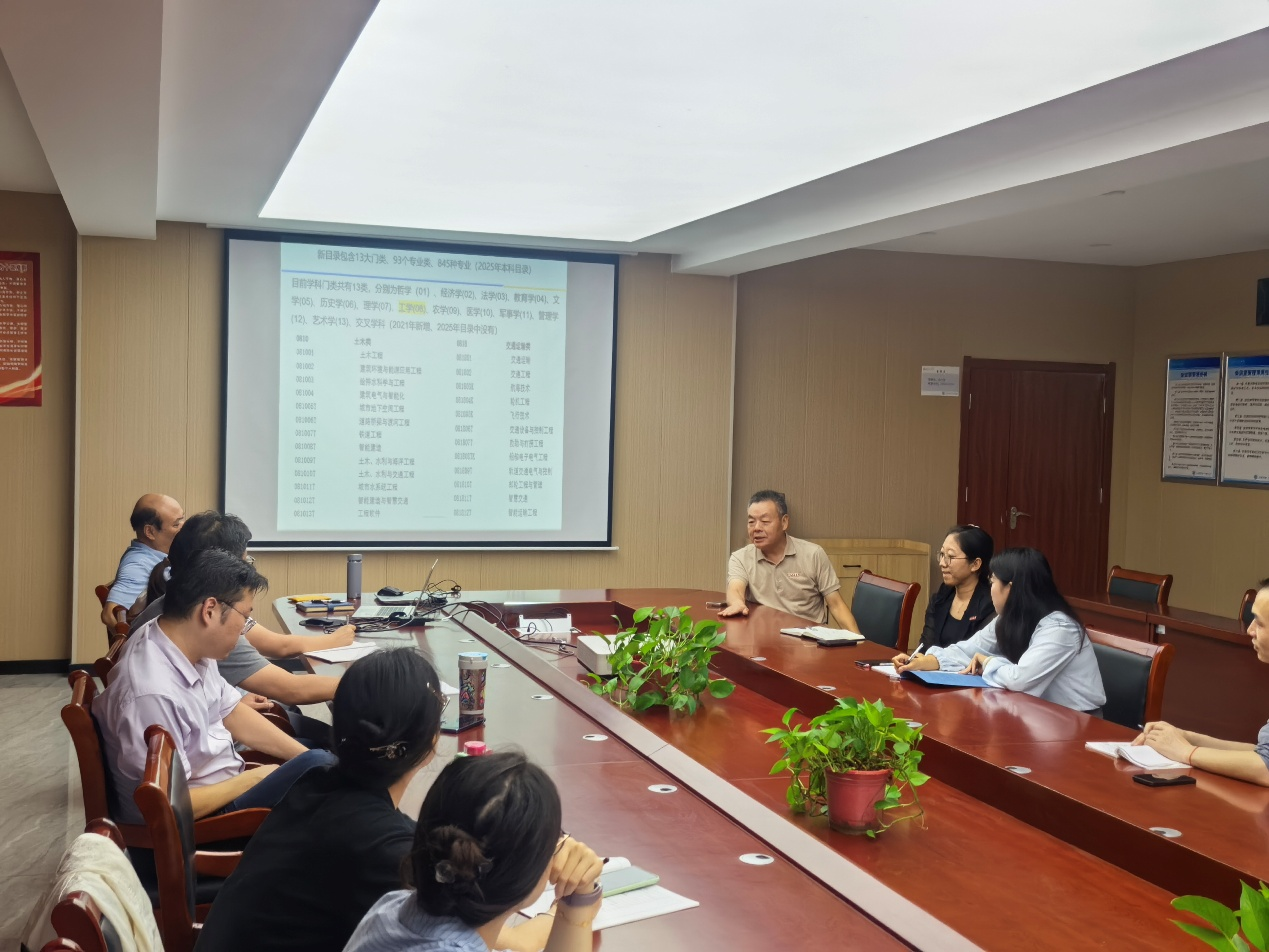 <strong>凝心聚力谋发展 砥砺奋进谱新篇 ——交通工程科学技术研究所成功召开团队会议</strong>