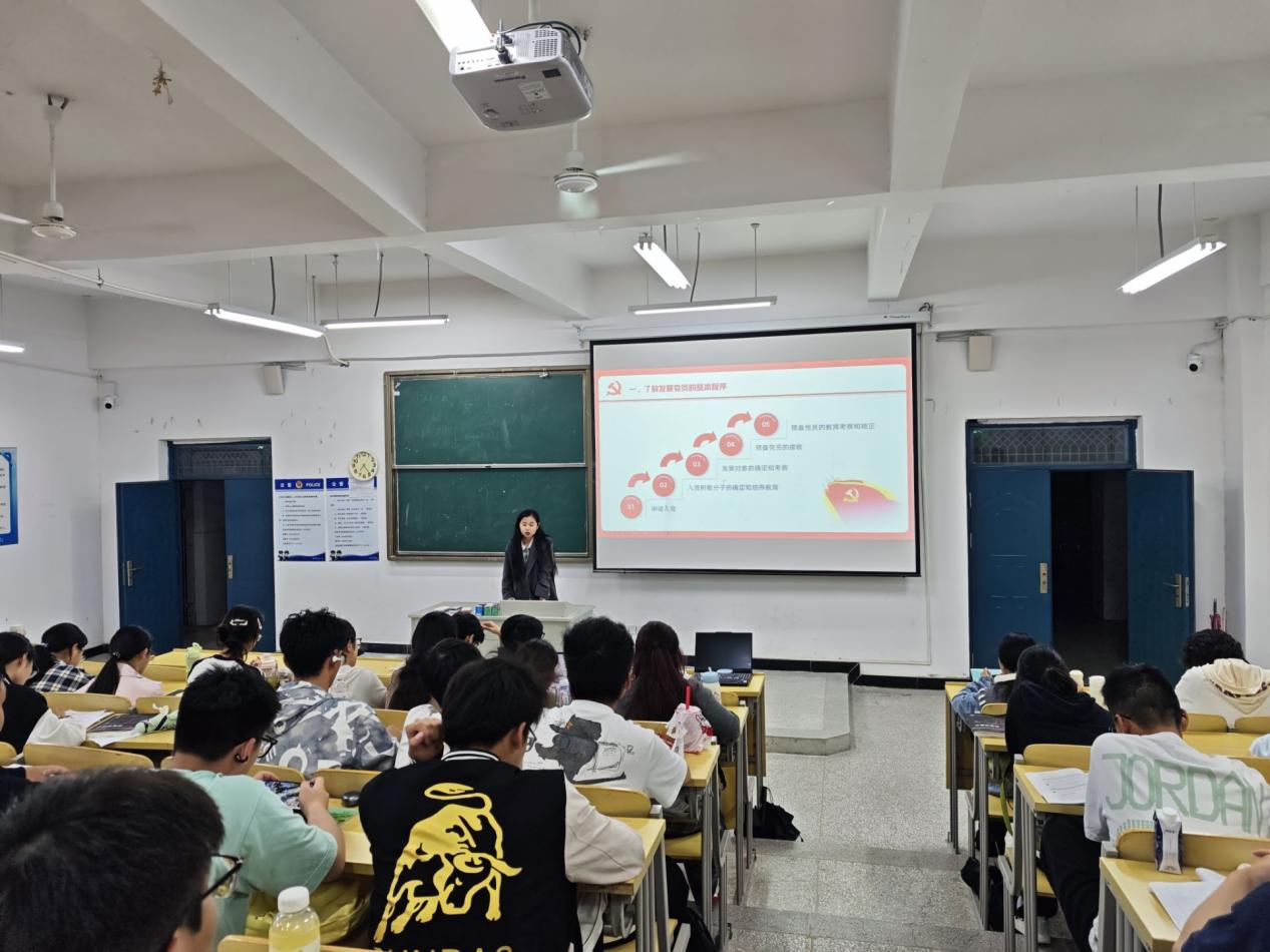 党旗引领青春航向——计算机与人工智能学院开展2025级新生入党启蒙教育