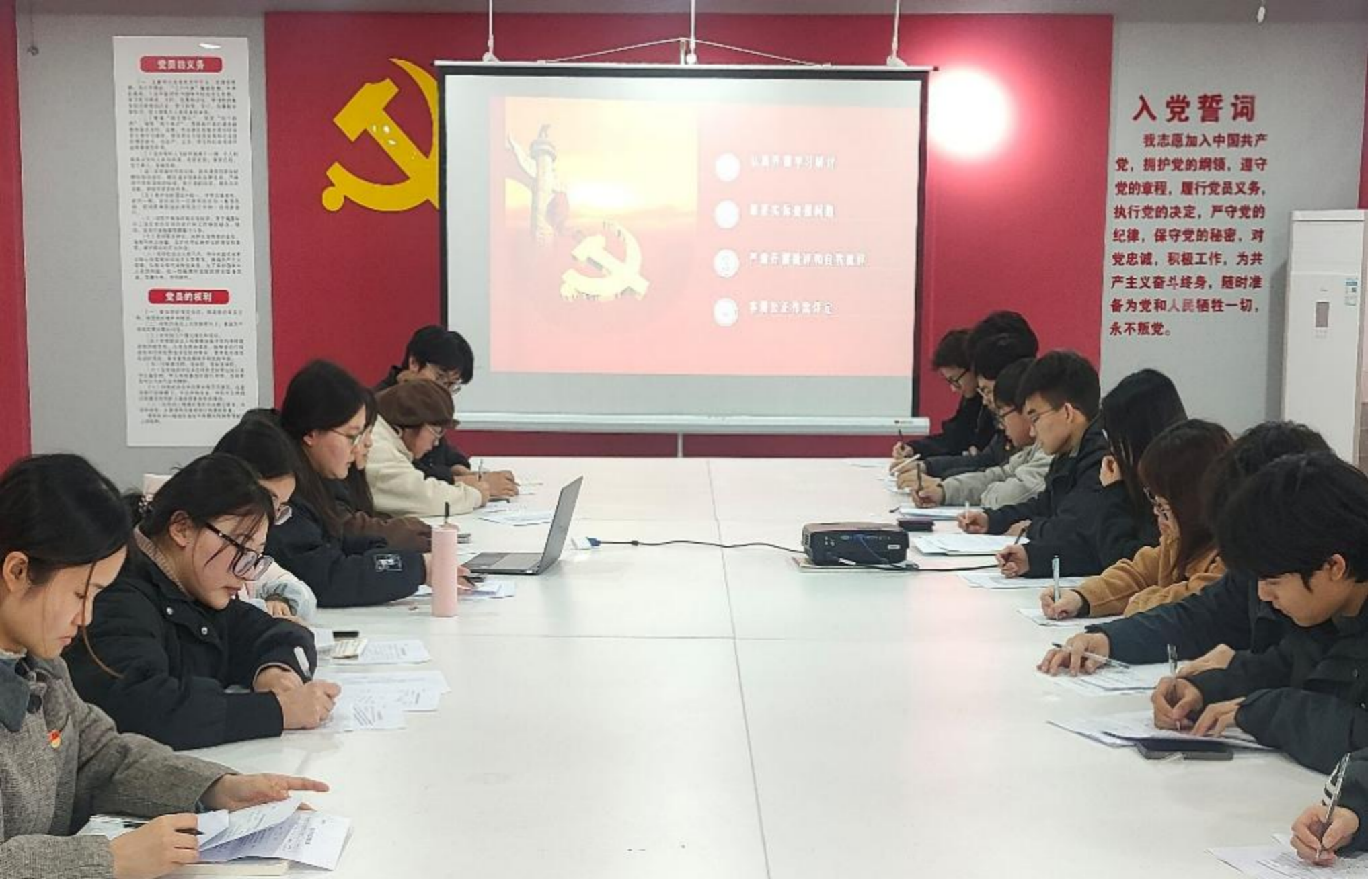 <strong>抓实组织生活 锤炼党性修养 ——土木与安全工程学院学生二支部召开2025年度组织生活会暨民主评议党员工作</strong>